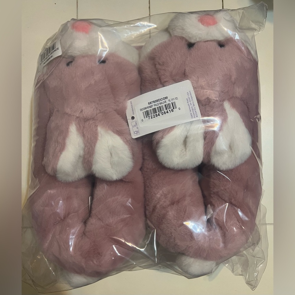 Dearfoam’s Woman’s Critter Closed Back Slippers
